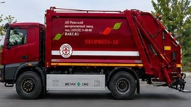 Мусоровоз на шасси РУБИКОН 7363R40 на КПГ с кузовом Ряжского АРЗ, вид сбоку
